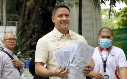 <p><strong>GHOST FIRMS.</strong> Bureau of Internal Revenue (BIR) Commissioner Romeo D. Lumagui, Jr. shows the complaint his office filed against “ghost companies” that fabricated fictitious receipts that were later sold to businesses and individual tax payers. The BIR said the fictitious receipts were used as corresponding deductions in their expenses and value-added tax. <em>(PNA photo by Yancy Lim)</em></p>