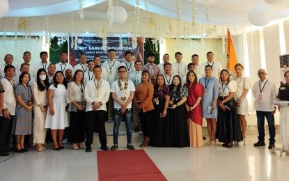 <p><strong>NEW MEMBERS</strong>. The newly-inducted members of the Search and Rescue Unit Foundation (SARUF) from the National Capital Region and Pangasinan province pose with Office of Civil Defense Ilocos region spokesperson Mark Masudog (center) on March 18, 2023. SARUF is a non-government organization promoting disaster preparedness and mitigation.<em> (PNA photo by Hilda Austria)</em></p>