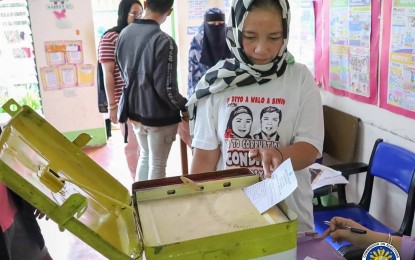 <p><strong>PLEBISCITES.</strong> A Marawi City resident casts her vote during the twin plebiscites held on Saturday (March 18, 2023). A total of 1,421 voters approved the creation of two new villages – Boganga II and Datu Dalidigan. <em>(Photo from the Office of Comelec chairman George Garcia)</em></p>