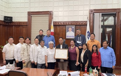 <p><strong>TOP DOC</strong>. Dr. Norman Rabago receives a commendation from the Ilocos Norte Sangguniang Panlalawigan in Laoag City on Monday (March 20, 2023). A resident of Laoag City, he was awarded last year as The Outstanding Filipino Physician (TOFP) by the Philippine Medical Association and Junior Chamber International Senate Philippines. <em>(PNA photo by Leilanie Adriano)</em></p>