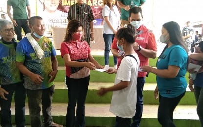 <p><strong>ASSISTANCE.</strong> Senator Imee Marcos (third from left) leads the distribution of cash aid under the Assistance to Individuals in Crisis Situation (AICS) program of the Department of Social Welfare and Development in Narra, Palawan Sunday afternoon (March 19, 2023). To her right are Narra Mayor Gerandy Danao and Vice Mayor Marcelino Calso. <em>(PNA photo by Genesis Medina)</em></p>