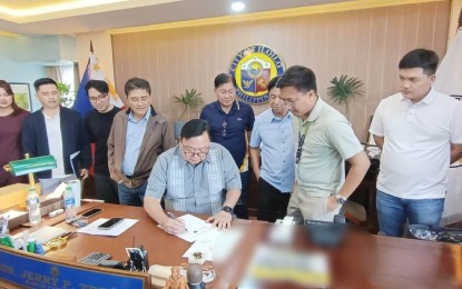 <p><strong>APPROVED</strong>. Mayor Jerry P. Treñas affixes his signature to the approved enhanced Local Public Transport Route Plan (LPTRP) of Iloilo City upon receipt of the copy on Tuesday (March 21, 2023). The LPTRP serves as the core component of the Public Utility Vehicle (PUV) Modernization Act containing the rationalized route plan and corresponding motor vehicles that will be allowed to ply the city's streets. <em>(PNA photo by PGLena)</em></p>