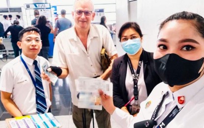 <p><strong>HONESTY.</strong> Some workers at the Ninoy Aquino International Airport Terminal 3 return the dollar bills that fell from an outbound passenger on Monday (March 20, 2023). The Manila International Airport Authority commended these workers for their honesty and integrity. <em>(Photo from NAIA's Facebook page)</em></p>