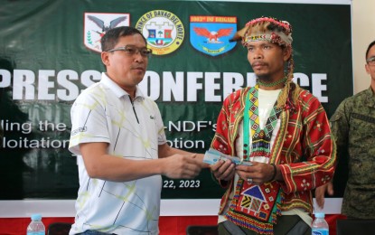 <p><strong>HARAN SAGA ENDS.</strong> Davao del Norte Governor Edwin Jubahib (left) hands over a PHP50,000 cash assistance to Datu Tungig Mansumuy-at, secretary-general of the Pasakkaday Salugpongan Kalimuddan (Pasaka) on Wednesday (March 22, 2023) in Tagum City, Davao del Norte province. Along with 14 others, Mansumuy-at surrendered to the Army’s 56th Infantry Battalion.<em> (PNA photo by Robinson Niñal Jr.)</em></p>