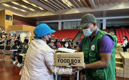 <p><strong>FIRE VICTIMS</strong>. An Office of the Vice President (OVP) personnel hands out a food box to a fire victim in Baguio City on Wednesday (March 22, 2023). The OVP said more than 5,000 fire victims have been given initial aid. <em>(Photo courtesy of the Office of the Vice President)</em></p>