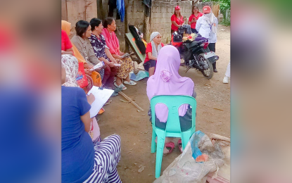 <p><strong>GROUP DISCUSSION.</strong> Personnel of the City Health Office (CHO) conduct group discussion in Barangay Guiwan on Thursday (March 23, 2023), as part of the house-to-house campaign launched by the CHO in barangays with recorded dengue cases. CHO data show that a total of 363 dengue fever cases have been recorded in 68 of the city's 98 barangays since January 1, with no fatalities reported so far. <em>(Photo courtesy of City Hall PIO)</em></p>