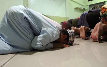 <p><strong>RAMADAN MUBARAK.</strong> A Filipino Muslim kneels in prayer on Wednesday (March 22, 2023) at the Abubakar Masjid Mosque in Quezon City as Ramadan begins March 23. During Ramadan, Muslims fast from dawn to dusk and take the time to reflect on their lives and their relationship with Allah. <em>(PNA photo by Robert Oswald P. Alfiler)</em></p>