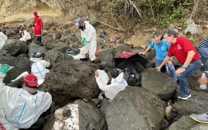 <p><strong>OIL SPILL CLEANUP.</strong> USAID Philippines Mission Director Ryan Washburn observes the cleanup activities in Pola town, Oriental Mindoro during his two-day visit to the province from March 23 to 24, 2023. The United States government is providing an additional PHP10 million (USD183,700) in assistance to support Oriental Mindoro’s oil spill management and environmental assessment. <em>(Photo courtesy of US Embassy in Manila)</em></p>