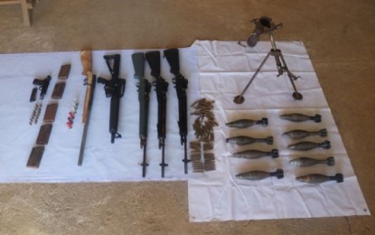 <p><strong>SURRENDERED.</strong> The firearms turned over by seven members of the New People's Army when they surrendered to the Philippine Army on March 23 in San Jose De Buan, Samar. <em>(Photo courtesy of Philippine Army)</em> </p>