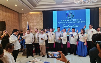 <p><strong>KAWAL ATENISTA.</strong> Senator Jinggoy Estrada (extreme left) administers the oath of the Kawal Atenista Alumni Association Inc. officers and board of Trustees on Saturday (March 25, 2023) at the Royal Mandaya Hotel in Davao City. The group is pushing for the revival of the mandatory reserve officers' training corps.<em> (PNA photo by Che Palicte)</em></p>