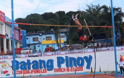 <p><strong>POLE VAULT</strong>. A pole vaulter clears the bar in the Sunday (March 26, 2023) event, which marked the end of the ICTSI Philippine Athletics Championships at the City of Ilagan Sports Complex. The City of Ilagan-National Team snagged the three-medal sweep during the final day of games.<em> (PNA photo by Villamor Visaya Jr.)</em></p>