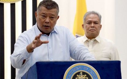 <p><strong>CASE STUDY.</strong> Justice Secretary Jesus Crispin Remulla, with Bureau of Corrections chief Gregorio Catapang Jr. behind him, faces the media at the Department of Justice in Manila on Monday (March 27, 2023). Remulla gave updates on the Roel Degamo slay case and administered the oath of office of Catapang.<em> (PNA photo by Yancy Lim)</em></p>