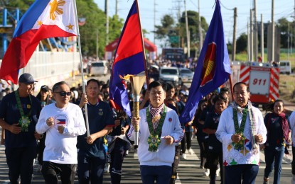 <p><strong>TORCH RELAY.</strong> Philippine Olympic Committee President Mayor Abraham “Bambol” Tolentino (second from left) leads the Torch Relay in Tagaytay City on Monday (March 27, 2023). (L-R) Chef de mission Chito Loyzaga, Cambodia Ambassador to the Philippines Phan Peuv and Tourism Minister Hor Sarun also joined the event.<em> (Courtesy of POC)</em></p>