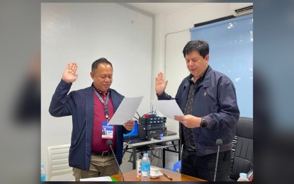 <p><strong>PEACE CHAIR.</strong> Tacloban City Mayor Alfred Romualdez as chair of the Regional Peace and Order Council takes his oath before Department of the Interior and Local Government (DILG) Regional Director Arnel M. Agabe on March 15, 2023. <em>(Photo courtesy of DILG Region 8)</em></p>