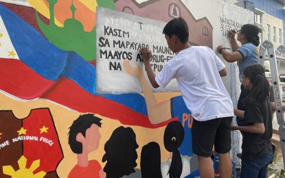 <p><strong>MURAL PAINTING</strong>. Young Ilocanos and the police team up on Sunday (March 26, 2023) in painting the walls of Camp Valentin S. Juan. The mural paintings depict efforts to ensure a drug-free Ilocos Norte. <em>(PNA photo by Leilanie Adriano)</em></p>