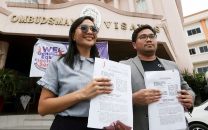 <p><strong>GRAFT RAPS</strong>. Lawyers Isis Capangpangan (left) and Neil Ediza of the Cebu Provincial Legal Office hold the seven-page affidavit complaint filed before the Office of the Ombudsman - Visayas in Cebu City on Wednesday (March 29, 2023), on behalf of Governor Gwendolyn Garcia. Garcia filed a criminal, civil, and administrative complaint against five Department of Agriculture and Bureau of Animal Industry officials for the culling of pigs in Carcar City without consulting the provincial government. <em>(Photo courtesy of Cebu Capitol PIO)</em></p>