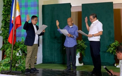 <p><strong>NEW DEVELOPMENT PARTNER.</strong> National Commission of Senior Citizens (NCSC) Regional Cluster No. 7 Commissioner Edwin Espejo (right) takes his oath Wednesday morning (March 29, 2023) as a member of the Regional Development Council–Soccsksargen (RDC-12) in a ceremony administered by Alabel, Sarangani Mayor Vic Paul Salarda (left) in Koronadal City. Also in the photo is retired Col. Celestino  Desamito Jr. (center), who took his oath as RDC-12 committee chairperson for macroeconomy, development administration, and finance. <em>(Photo courtesy of Allen Estabillo/NCSC-Cluster 7)</em></p>