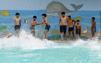 <p><strong>COOLING OFF.</strong> These boys try to beat the heat at a pool at Bernardo Park in Cubao, Quezon City on March 29, 2023. Philippine Infectious Diseases Society for Obstetrics and Gynecology vice president Martha Millar-Aquino said boys can also benefit from vaccination against human papilloma virus because they are prone to HPV infection as well which leads to serious health issues like head and neck cancers.<em> (PNA photo by Joan Bondoc)</em></p>