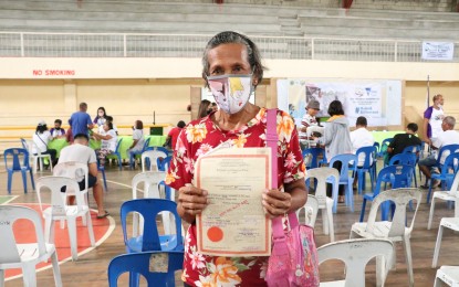 <p><strong>PROOF OF OWNERSHIP.</strong> A farmer in Southern Leyte shows a free patent awarded to her by the Department of Environment and Natural Resources (DENR) in this Oct. 4, 2022 photo. The DENR is eyeing to award 1,600 free patents in Eastern Visayas this year as part of its effort to help develop alienable and disposable lands in the region. <em>(Photo courtesy of DENR Eastern Visayas)</em></p>
<p><em> </em></p>