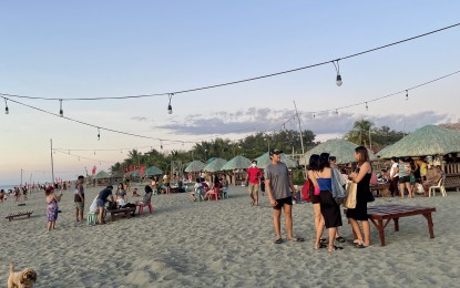 <p><strong>SUMMERTIME</strong>. Local residents hit the beach during sunset to avoid sunburn. The heat index forecast this week is expected to reach 48 degrees Celsius, according to state weather forecasters. <em>(PNA photo by Leilanie Adriano)</em></p>