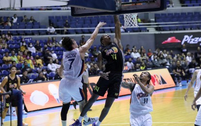 <p><strong>MISMATCH.</strong> TNT import Rondae Hollis-Jefferson dunks over TNT's Cliff Hodge for two of his game-high 42 points in Game 4 of their PBA Governors' Cup semifinal series at Smart Araneta Coliseum in Cubao, Quezon City on Friday (March 31, 2023). The Tropang Giga won, 107-92, to set up a best-of-seven finals clash with Barangay Ginebra starting April 9. <em>(Courtesy of PBA Images)</em></p>