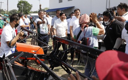 <p><strong>GOV'T AID.</strong> President Ferdinand R. Marcos Jr. leads the distribution of various government assistance to over 1,500 beneficiaries at the Limay Sports Complex in Limay, Bataan on Friday (March 31, 2023). The President handed over reinforced boats with marine engine, fishing paraphernalia and fisheries post-harvest equipment with a total cost of PHP1.2 million from the Bureau of Fisheries and Aquatic Resources, as well as certificates of award for a fry holding facility, milkfish fingerlings, tilapia fingerlings and smokehouse, amounting to PHP3.7 million. <em>(PNA photo by Alfred Frias)</em></p>
