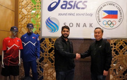 <p><strong>PARTNERSHIP RENEWAL</strong>. Philippine Olympic Committee president Abraham Tolentino (right) and Sonak chief technology officer Kabir Buxani shake hands during a formal sponsorship ceremony at a restaurant in Pasay City on Friday (March 31, 2023). Sonak’s Asics apparel and footwear will be the official outfit of the Philippine delegation to the Cambodia Southeast Asian Games in May. <em>(Contributed photo) </em></p>