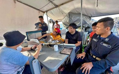 <p><strong>PAUSE</strong>. The search team joined by Philippine Navy personnel in the underwater search for the missing helicopter in the seawater of Balabac, Palawan. The search is temporarily suspended as the team awaits new underwater equipment. <em>(Photo courtesy of PAMAS)</em></p>