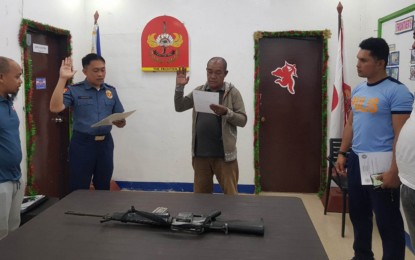 <p><strong>PAG LEADER</strong>. A private armed group leader, Romil Tammang Jaafar (center) takes his oath of allegiance after surrendering to authorities in Bongao, Tawi-Tawi on Thursday (March 30, 2023). The Area Police Command-Western Mindanao (APC-WM) reported Friday (March 31) that the surrender of Jaafar resulted in the dismantling of his group. <em>(Photo courtesy of APC-WM)</em></p>