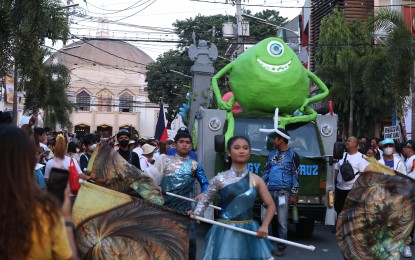 <p><strong>SILVER YEAR.</strong> The grand parade at the celebration of the 25th cityhood anniversary of Antipolo on Saturday (April 1, 2023), with the National Shrine of Our Lady of Peace and Good Voyage as backdrop. The city's 16 villages, 15 drum and lyre bands, local officials, city hall employees, and business establishments joined the parade. <em>(PNA photo by Joey O. Razon</em>)</p>