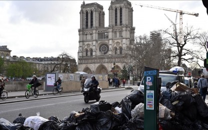 <p>Garbage cans overflowing with trash on the streets as collectors go on strike on the 6th arrondissement of Paris, France on March 30, 2023.</p>