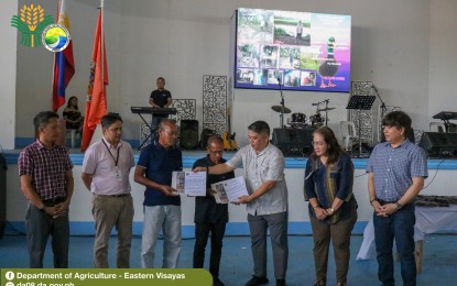 <p><strong>LIVELIHOOD.</strong> Northern Samar Governor Edwin Ongchuan (3rd from right) awards certificates of project completion to farmers in the province. The World Bank-funded Philippine Rural Development Project (PRDP) has turned over five livelihood projects in the province to aid poor communities. <em>(Photo courtesy of Department of Agriculture)</em></p>