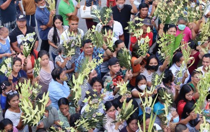 <p><strong>LENTEN SEASON</strong>. Churchgoers attend a Palm Sunday mass in Palo, Leyte. The Department of Health (DOH) regional office here has alerted the public on the potential health risks and hazards that will accompany the traditional week-long Lenten activities. <em>(Photo courtesy of Palo Metropolitan Cathedral)</em></p>