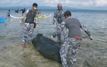 <p><strong>RECOVERED.</strong> Philippine Coast Guard personnel retrieve the cadaver of one of the victims of the Basilan ferry fire in Lampinigan Island, Isabela City early Wednesday (April 5, 2023). The retrieved remains belonged to Staff Sgt. Audro Cerbatos of the Sulu-based 11th Infantry Division. <em>(Photo courtesy of Basilan PIO)</em></p>