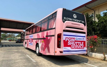 <p><strong>FREE SHUTTLE SERVICE</strong>. A Florida bus waits for passengers at the Laoag International Airport on Wednesday (April 5, 2023). The free shuttle service is meant for arriving local and foreign visitors without a pre-arranged vehicle to take them to the city proper. <em>(Photo courtesy of Nikki Pilar)</em></p>