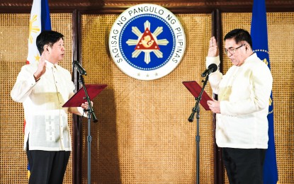 <p><strong>OICs.</strong> President Ferdinand R. Marcos Jr. swears in Abdulraof Macacua as officer-in-charge (OIC) of the newly created Maguindanao del Norte in a ceremony at Malacañan Palace on Wednesday (April 5, 2023). Marcos also appointed Bai Mariam Mangudadatu as OIC of Maguindanao del Sur. <em>(Photo courtesy of Presidential Communications Office)</em></p>