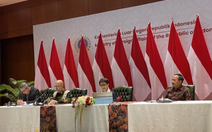<p>Minister of Foreign Affairs, Retno Marsudi (second right), issuing a press statement in Jakarta on Wednesday (April 5, 2023).<em> (ANTARA/Shofi Ayudiana)</em></p>