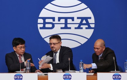 <p><strong>NEWS DEAL.</strong> Bulgarian News Agency (BTA) Director General Kiril Valchev (center) and Philippine News Agency (PNA) Executive Editor Demetrio B. Pisco Jr. sign a cooperation agreement in Sofia City, Bulgaria on Tuesday (April 4, 2023). PNA Deputy Executive Editor Luis A. Morente (right) witnessed the signing of the cooperation agreement between the two news agencies. <em>(Photo courtesy of BTA)</em></p>