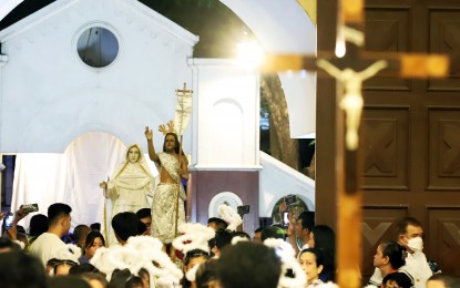 <p><strong>REENACTMENT.</strong> Devotees join reenactment of the meeting of the risen Jesus and his mother, the Blessed Virgin Mary, at Sacred Heart Parish Shrine, Quezon City on Easter Sunday (April 8, 2023). Easter marks the end of Holy Week. (<em>PNA photo by Robert Oswald P. Alfiler)</em></p>