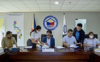 <p><strong>HOUSING PROGRAM</strong>. Department of Human Settlements and Urban Development (DHSUD) Secretary Jose Acuzar (second from left) and Mayor Rene Maglanque of Candaba town, Pampanga province (second from right) sign a memorandum of understanding on Tuesday (April 11, 2023) for the construction of 5,000 housing units in the town. This is under the "Pambansang Pabahay Para sa Pilipino" (4PH), the flagship housing program of President Ferdinand R. Marcos Jr. <em>(Photo courtesy of the municipal government of Candaba)</em></p>