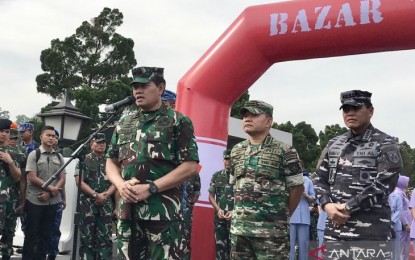 <p>Indonesian Defense Forces (TNI) Commander Admiral Yudo Margono speaking to the press after officiating a bazaar at the military headquarters in Cilangkap, East Jakarta, Thursday (April 13, 2023). <em>(Photo from ANTARA/Genta Tenri Mawangi/nbl) </em></p>