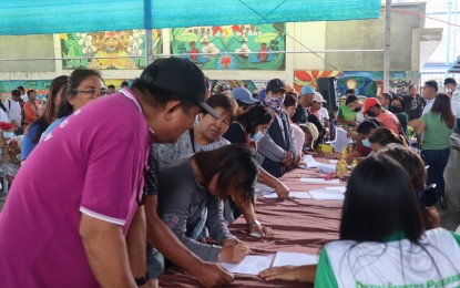 <p><strong>DISCOUNT VOUCHERS.</strong> At least 1,416 farmers in Sto. Tomas, Davao del Norte receive their fertilizer discount vouchers (FDV) from the Department of Agriculture in the Davao Region on Wednesday (April 12, 2023). The one-time FDV aims to help local farmers increase their farm productivity and income. <em>(Photo courtesy of Davao del Norte PIO)</em></p>