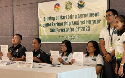 <p><strong>PARTNERSHIP</strong>. The signing of the renewal of the marketing agreement between the Department of Agrarian Reform and the Bureau of Jail Management and Penology led by (seated, from right) Assistant Regional Director Lucrecia Taberna of DAR-Western Visayas, Teresita Mabunay, officer-in-charge of DAR Negros Occidental I, and Senior Supt. Marie Rose Laguyo, jail administrator of BJMP-Negros Occidental; and Chief Insp. Jumcarvi Rosales, warden of Victorias City District Jail, in rites held at O Hotel in Bacolod City on Wednesday (April 12, 2023). Under the agreement, 11 agrarian reform beneficiary organizations have been tapped anew to supply vegetables and other farm produce for persons deprived of liberty in 11 district jails in northern Negros Occidental.<em> (Photo courtesy of DAR-Negros Occidental I)</em></p>