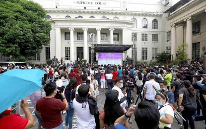 <p><strong>PASSERS.</strong> The Supreme Court releases the results of last year's Bar examinations via an electronic board at the Padre Faura Street compound in Ermita, Manila on Friday (April 14, 2023). A total of 3,992 out of 9,183 examinees hurdled the Bar, or a passing rate of 43.47 percent. <em>(PNA photo by Yancy Lim)</em></p>