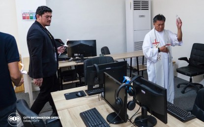 <p><strong>CONTACT CENTER.</strong> Mayor Sebastian Duterte (left) graces the launching of the Davao City Contact Center (DCCC) on Thursday afternoon (April 13, 2023). The center will serve as the local government's central hotline for inquiries and concerns. <em>(Photo courtesy of Davao CIO)</em></p>