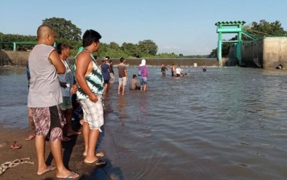 <p><br /><strong>RESCUE EFFORTS.</strong> Members of the Kabacan municipal disaster risk reduction management office in North Cotabato province scour the waters of a river dam in Barangay Kilada in Matalam town after a group of students figured in a drowning incident in the area. Two students, both aged 16, died in the incident. <em>(Photo courtesy of Kabacan LGU)</em></p>