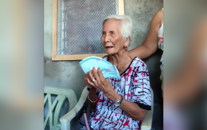 <p><strong>CENTENARIAN.</strong> General Santos City centenarian Cecilia Custodio of Barangay Dadiangas South holds the PHP100,000 cash given by the city government on April 13, 2023) as cash incentives for reaching 100 years old. The National Commission of Senior Citizens on Thursday (May 11, 2023) said it is ready to implement a measure granting additional benefits for Filipino centenarians once it is enacted into law. <em>(Photo courtesy of GenSan CIO)</em></p>