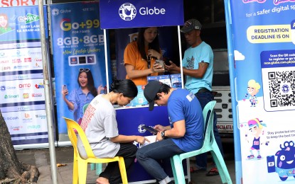 <p><strong>RACE AGAINST TIME.</strong> Telecommunications staff assist residents in registering their SIM (subscriber identity module) cards in Barangay Immaculate Conception, Quezon City on Friday (April 14, 2023). The deadline for registration is on April 26, after which unregistered SIM cards already in use will be deactivated in compliance with Republic Act 11934. <em>(PNA photo by Robert Oswald P. Alfiler)</em></p>