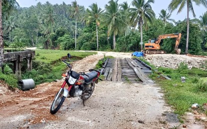 <p><strong>PAVING ROADS</strong>. A rough road in Saurong village in Oras town, Eastern Samar province. Residents of the town’s eight remote villages will soon be connected to the main road with PHP100 million funding from the Department of Agrarian Reform. <em>(PNA photo by Roel Amazona)</em></p>