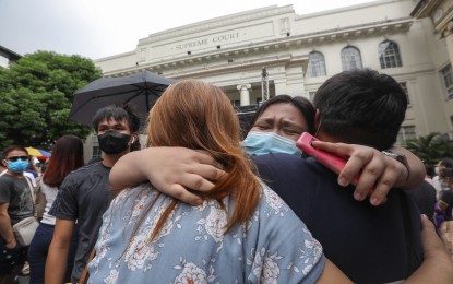 <p><strong>JUDGMENT DAY. A </strong>Bar examinee breaks down after seeing her name among the passers at the Supreme Court in Manila on April 14, 2023. She is one of 3,992 out of 9,183 examinees who hurdled the four-day November 2022 exams.<em> (PNA photo by Yancy Lim)</em></p>